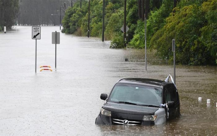Pertolongan Pertama Bila Kendaraan Terjebak Banjir