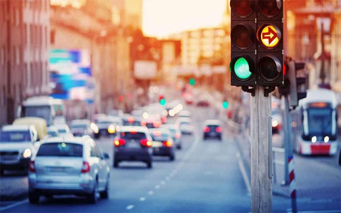 Apakah Mobil Harus Pindah ke Posisi N atau P Ketika Berhenti di Lampu Merah?