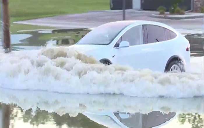 Apakah Mobil Listrik Aman untuk Menerjang Banjir?